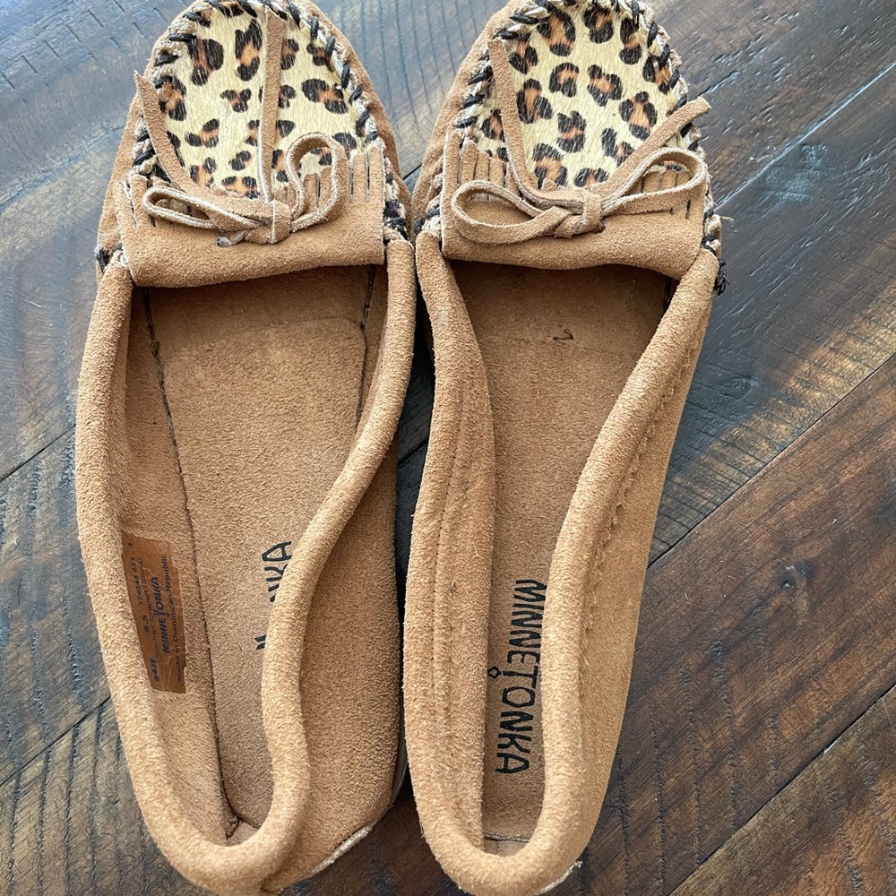 NWOT Minnetonka Moccasins Suede Leopard size 8.5